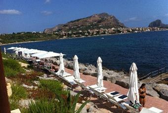 La piscina con acqua di mare, illuminazione, la "spiaggia" attrezzata sul mare, il buffet della frutta  Sicilia PA Santa Flavia
