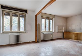 Ampia camera da letto matrimoniale con doppia finestra.  Lombardia BG Trescore Balneario