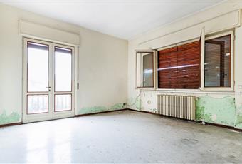 Camera da letto matrimoniale con doppia finestra.  Lombardia BG Trescore Balneario