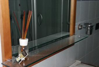 Il bagno è piastrellato fino 1,50 dal pavimento. Ha una grande doccia in cristallo e la lavatrice. Finestrato. Liguria SP Arcola