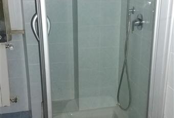 Il bagno è piastrellato fino 1,50 dal pavimento. Ha una grande doccia in cristallo e la lavatrice. Finestrato. Liguria SP Arcola