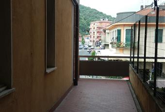 Il terrazzo circonda per 2 lati l'appartamento. Ha 3 portefinestre e 2 finestre. C'è anche lo scalda acqua per l'acqua calda (autonomo). Liguria SP Arcola