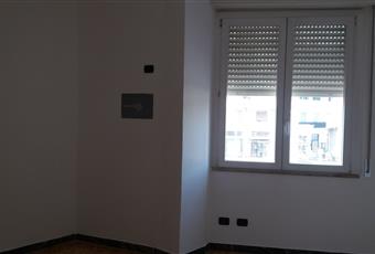 Le camere sono due, entrambe ampie, una con finestra e porta finestra, l'altra con portafinestra. Cassaforte. Liguria SP Arcola