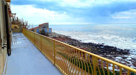 Casale in riva  al mare mediterraneo(a 7 mt) ristrutturabile con   superbonus- con ampia corte interna    e  balconi direttamente  sulle  splendite acque del mediterraneo.
