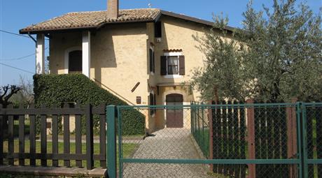 Casa di campagna con giardino e oliveto