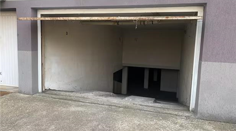Garage magazzino sotto un condominio