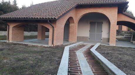 Villa in Vendita in Via Giacomo Matteotti 1 a Castelletto Monferrato