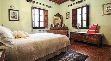 Casa rustica in ottimo stato con fondo commerciale, annessi e terreno agricolo a Foiano della Chiana (Arezzo).