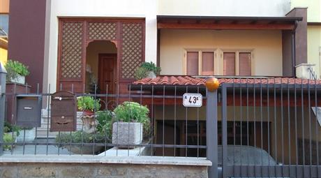 Villino a schiera con giardino con gazebo, portico , veranda, posti auto.