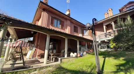 Villa in Vendita in Via Martiri della Libertà 8 a Castelletto Monferrato