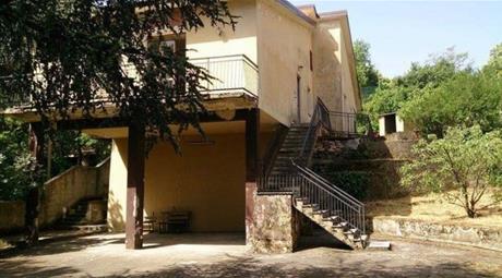 Vendesi villa in in via Tarderia a Pedara (CT)