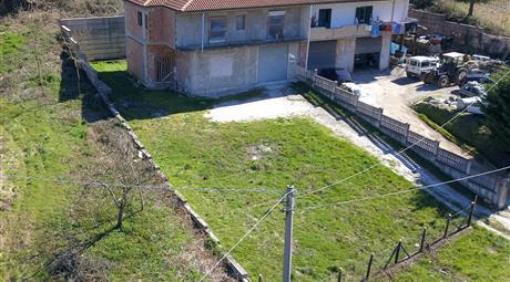 Piena proprietà di porzione di fabbricato antisismico (lato sinistro nella foto) da cielo a terra, in corso di costruzione in Buonabitacolo (SA) alla via San Donato con terreno di pertinenza esclusiva. 
