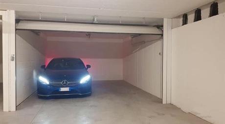 Vendesi garage in Via Castel Roncolo a Bolzano/Bozen (BZ)