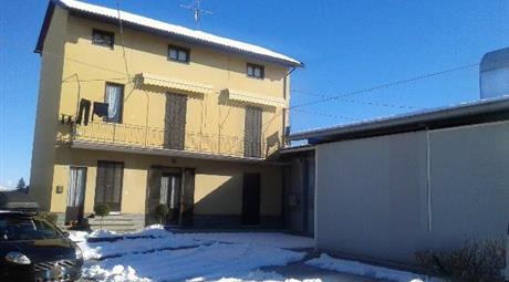 Privato vende Casa con 2 appartamenti + capannone + deposito