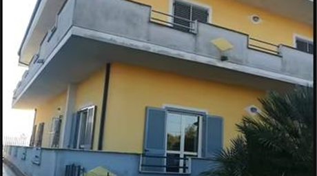 Vendesi villa a 3 piani in Via Volturno a Amorosi (BN)
